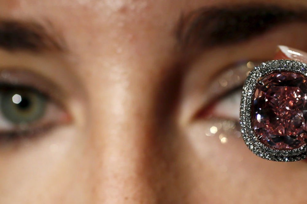 Tako mali, a tako... Skupocen! Šta mislite koliko košta ovaj prsten? (FOTO)