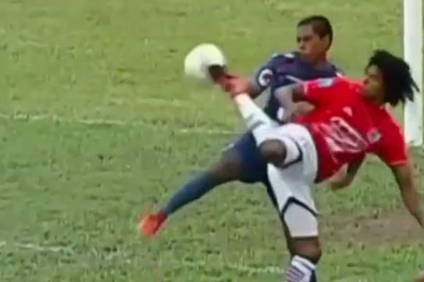 Bio je okrenut leđima golu, a onda je usledila štikla bez gledanja i lopta u mreži! (VIDEO)