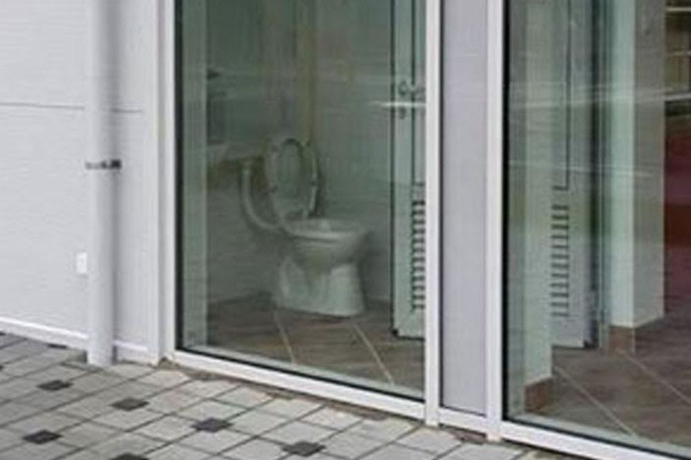 Pogledajte kako izgleda javni WC u Zrenjaninu, ali bukvalno! (FOTO)