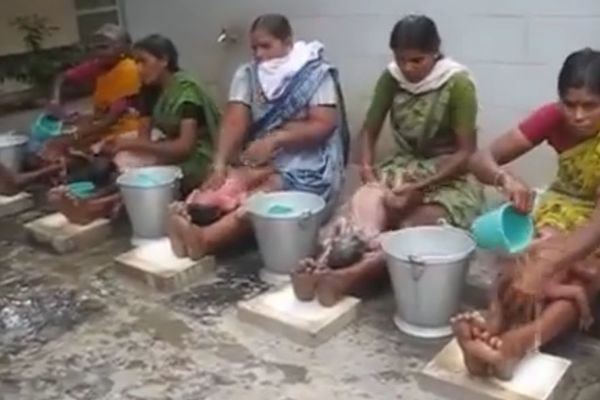 Kanta, lonče, voda i beba: Sve je spremno za indijsko kupanje! (VIDEO)