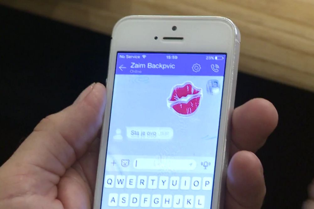 Ljubi te brat: Bosanski parlamentarci razmenjuju poruke za vreme zasedanja (VIDEO)