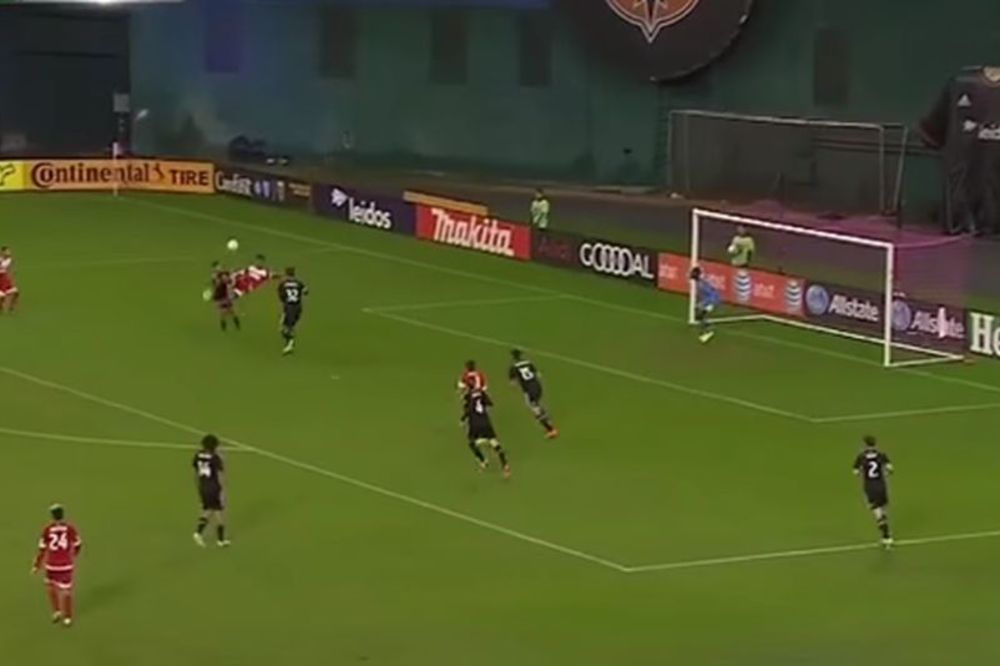 Fudbaler Nju Inglanda postigao gol poput Vejna Runija u derbiju Mančestera! (VIDEO)
