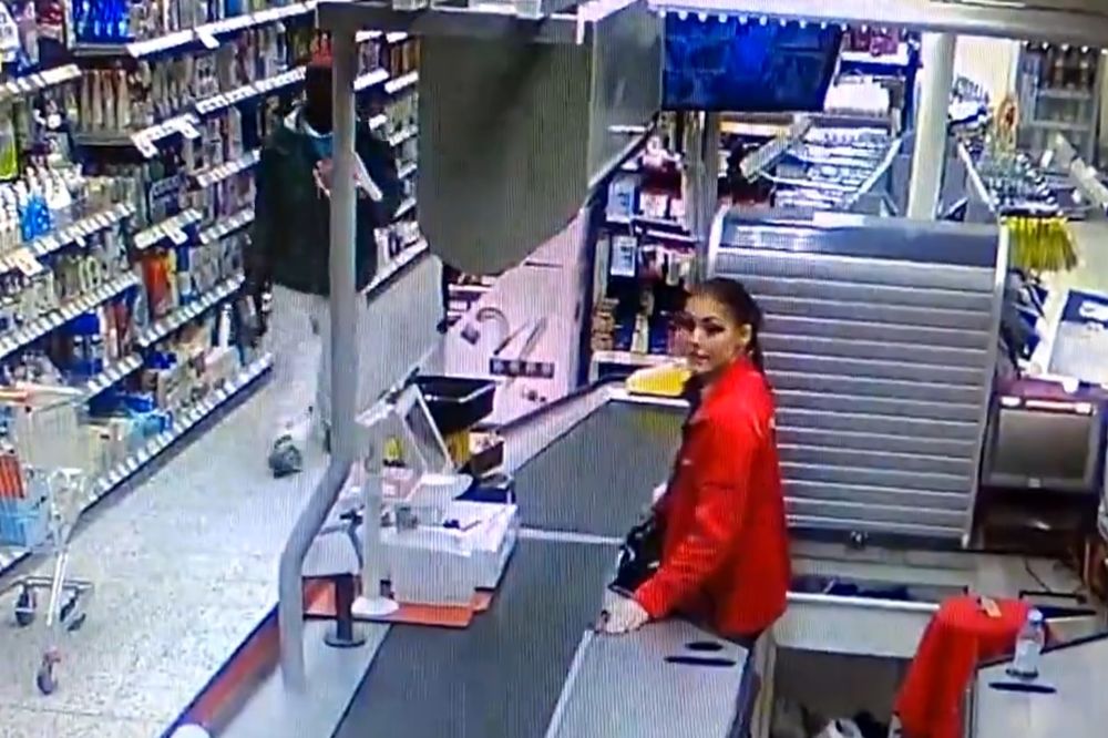 Kako je samopouzdANA: Upoznajte najhrabriju kasirku na svetu! (VIDEO)