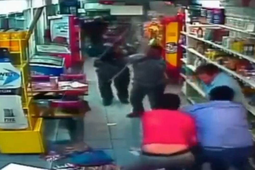 Pokušao pištoljem da ih opljačka, a dobio teške batine! (VIDEO)