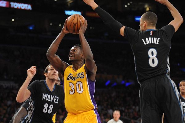 Hladnokrvnost: Ima 20 godina, a bez straha se suprotstavio velikom Kevinu Garnetu! (VIDEO)