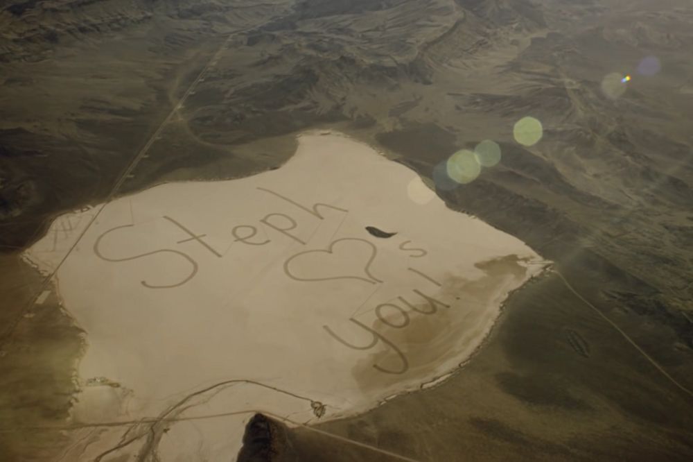 Za Ginisa: Poslala poruku ocu u svemir pomoću 11 automobila (VIDEO)