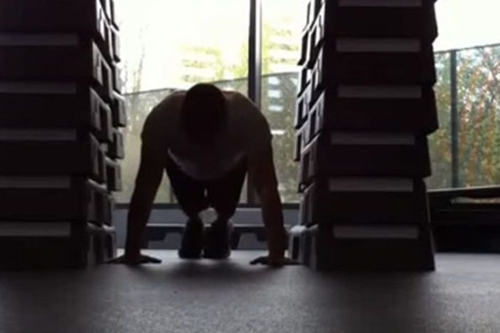 Možete da odradite 100 ili 1.000 sklekova, ali probajte da uradite ovakav? (VIDEO)