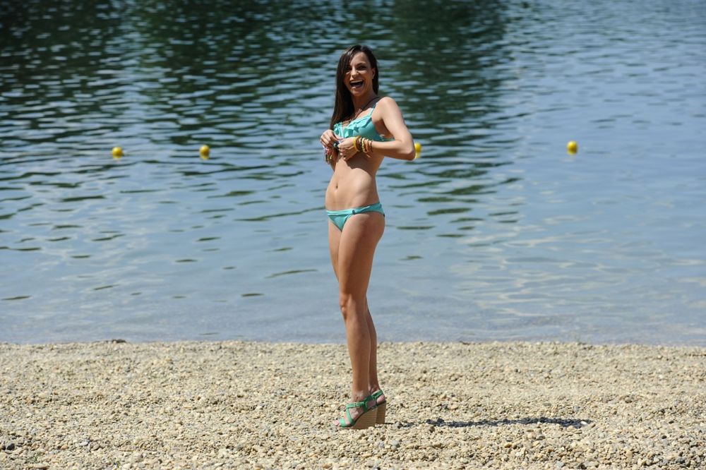 U prenosu uživo joj zalepili selotejp na usta! Još malo, pa će ovo i deca u školi da rade! (FOTO)