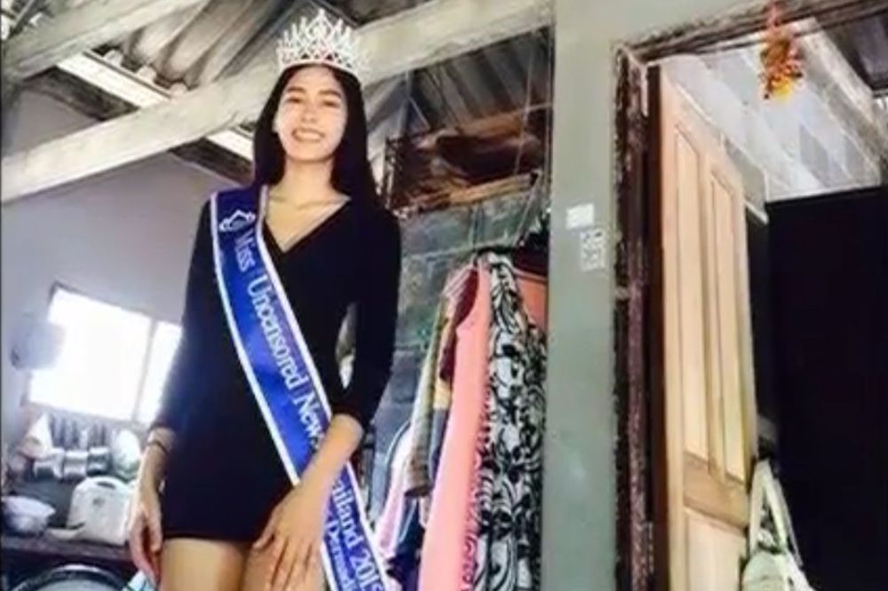 Misica na kolenima ljubi majci noge (FOTO) (VIDEO)