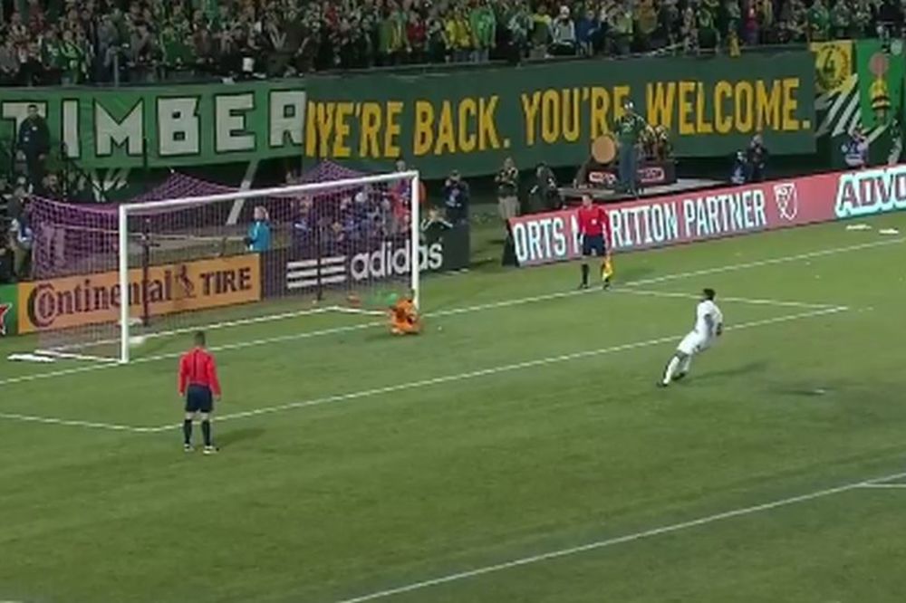 Izveo je penal, lopta je udarila u jednu, pa u drugu stativu i onda... (VIDEO)