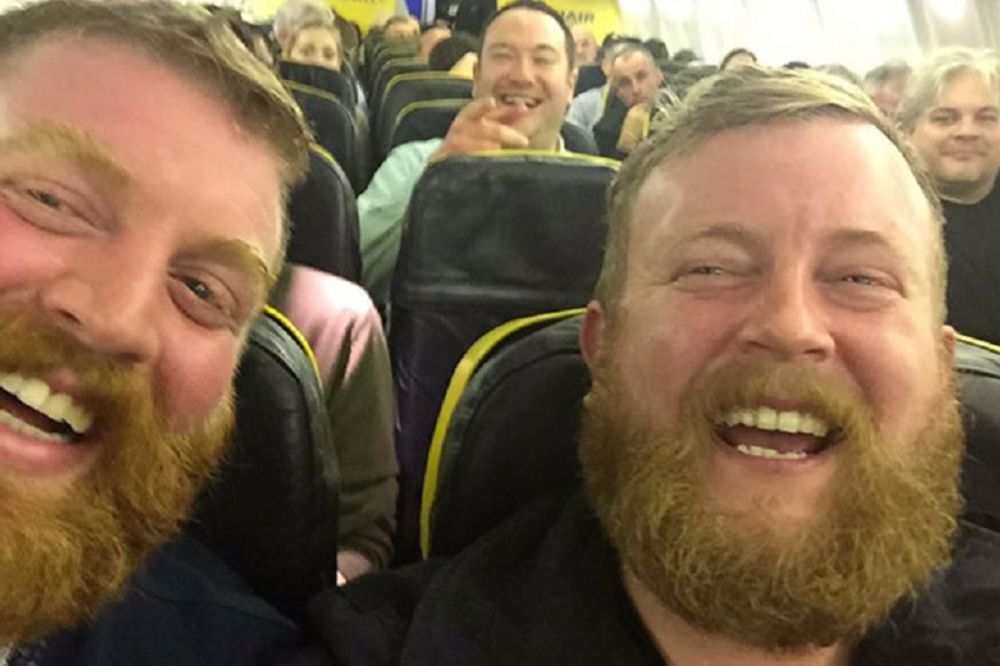 Seo je pored putnika u avionu, a onda je ugledao samog sebe! (FOTO)