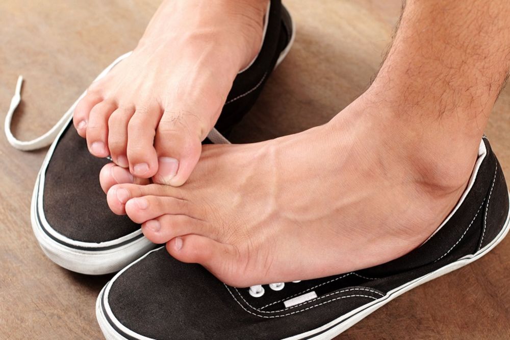 Kad se izuju, bolje bežite! Ova tri horoskopska znaka imaju... smrdljive noge!