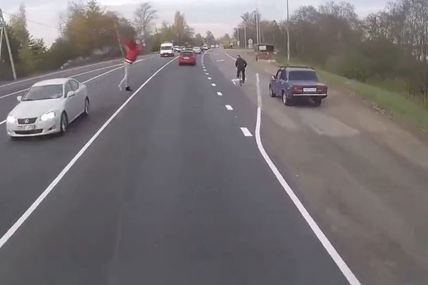 Ne kaže se džabe: Pazite kako prelazite ulicu! Nije poslušala, ali je ipak preživela! (VIDEO)