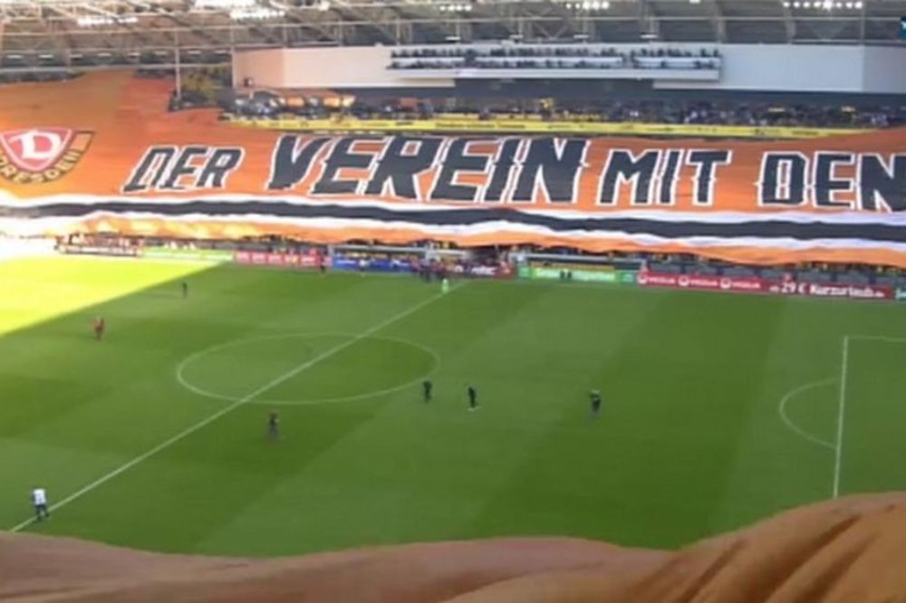 Koreografija za udžbenike: Navijači Dinamo Drezdena razvili zastavu dugačku 450 metara! (VIDEO)