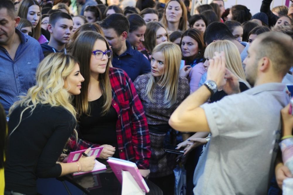 Zbog knjige Zorannah, deca padala u nesvest! Pogledajte kako je danas bilo na sajmu (FOTO)