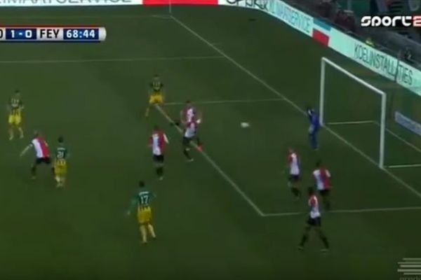 Krenuo je da ispuca loptu, ali je postigao jedan od najsmešnijih autogolova ikada! (VIDEO)