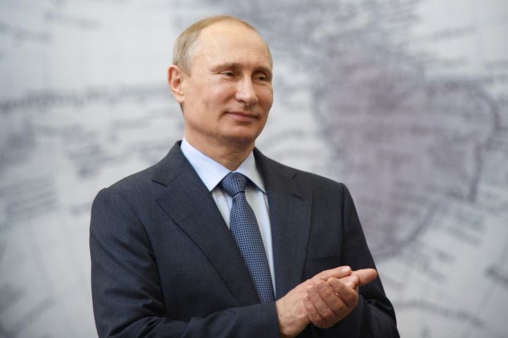 Da se zna ko je gazda: Kad si Vladimir Putin i popovi ti ljube ruke! (GIF)