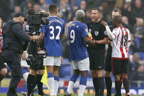 Engleski sudija opsovao španskog igrača zbog foliranja: Je**ni prevarantu, ustani! (VIDEO)