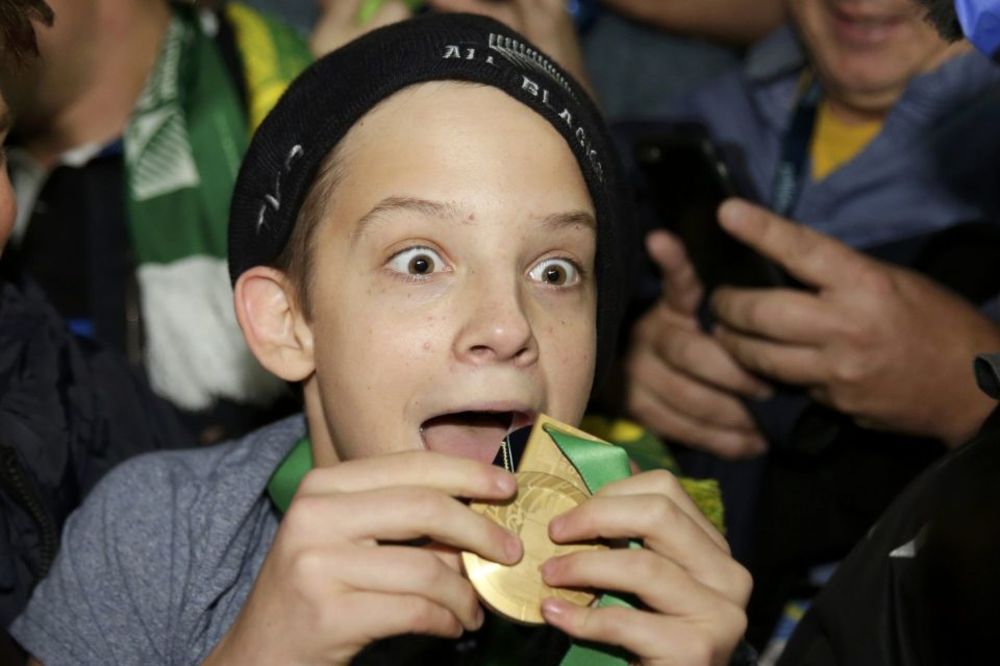 Dečak uleteo na teren da bi pozdravio svog idola i za to dobio zlatnu medalju šampiona sveta! (VIDEO)