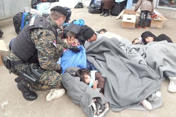 Slike iz Preševa raznežile svet: Srpski policajac pokriva promrzlu sirijsku devojčicu!