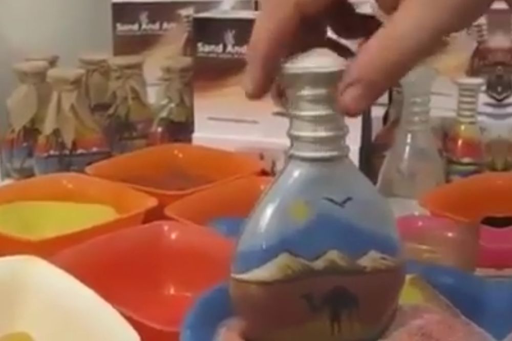 Ovaj čovek od zrnaca peska pravi umetnost! (VIDEO)