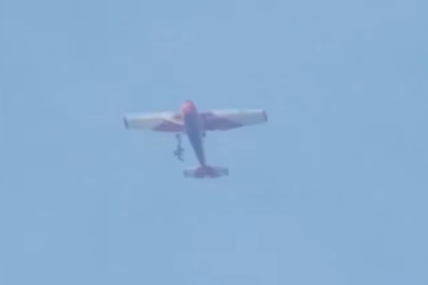 Padobranac pola sata visio zakačen za avion u letu! (VIDEO)