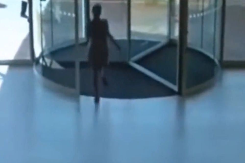 Pokušala je da pobegne od obezbeđenja, ali onda ju je zaustavilo... Staklo! (VIDEO)
