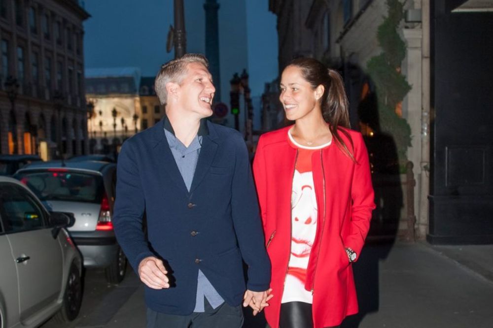 Ljubav cveta: Ivanovićeva sa Švajnštajgerom presrećna ispred Old Traforda! (VIDEO)