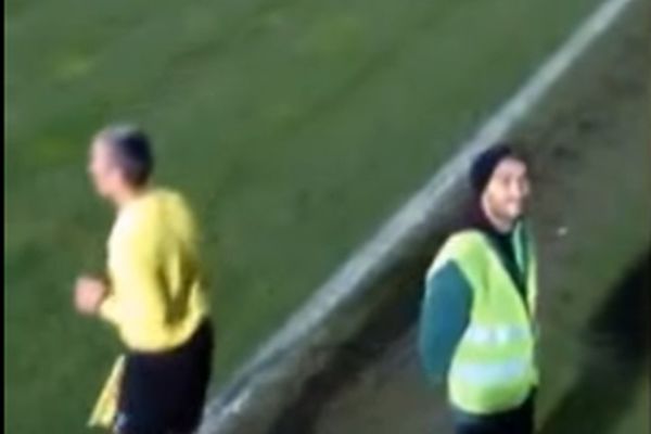 Snimak napada navijača Partizana na pomoćnog sudiju iz njihovog ugla! (VIDEO)