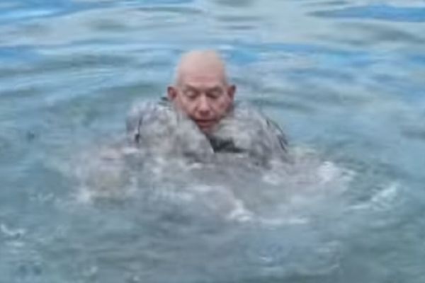 Video koji je pogledalo više od milion ljudi: Evo kako da se spasite davljenja u vodi! (VIDEO)