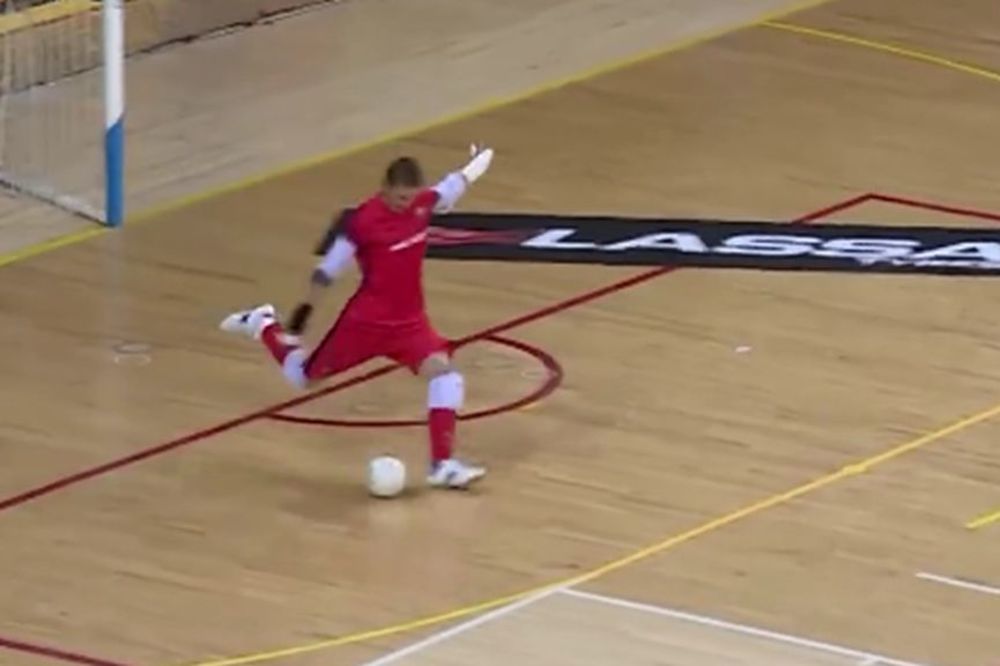 Kada golman uzme stvar u svoje ruke to je pogodak koji se pamti! (VIDEO)