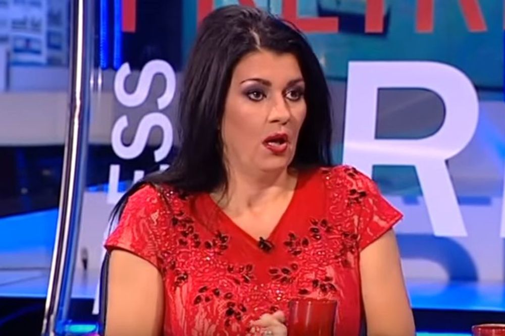 Bez blama! Saška Karan u prenosu uživo polila voditelja vodom! (FOTO) (VIDEO)