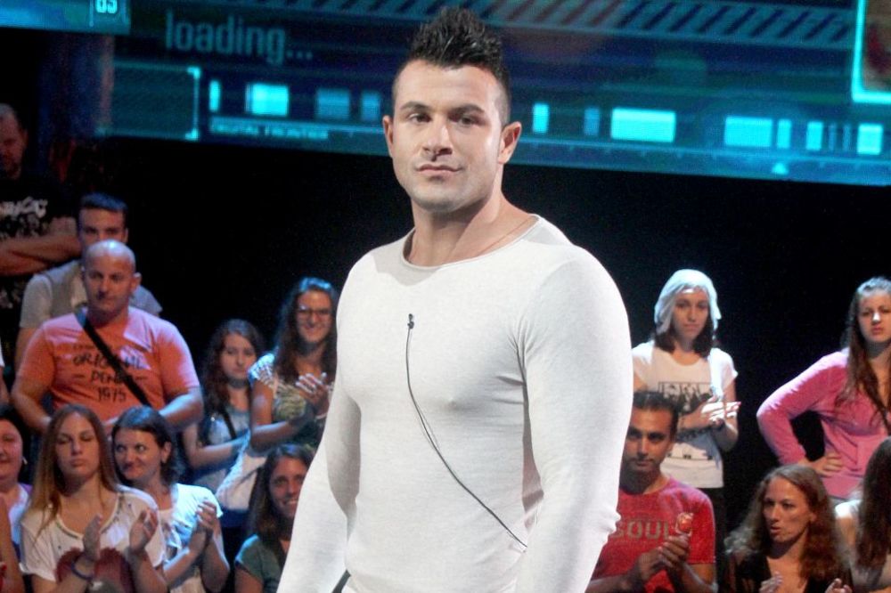 Veliki švaler, a u gaćama kikiriki. Ervine, možda te zato devojke ostavljaju? (FOTO)