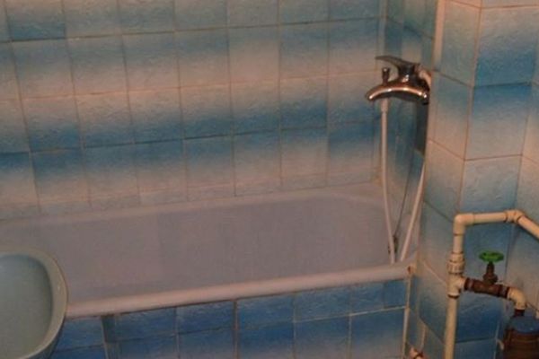 Smestili ga u ćumez: Izbačenom fudbaleru Jagodine s porodicom klub pronašao "stan"! (FOTO)