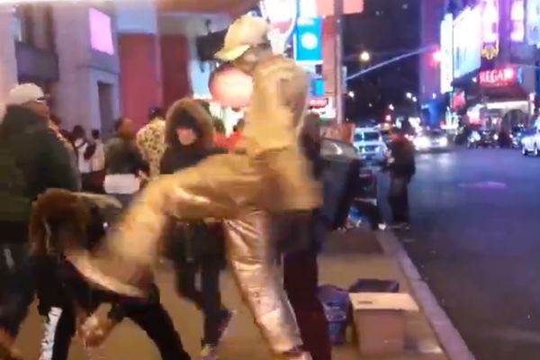 Pokušao da opljačka uličnog izvođača, a onda je dobio svoje (VIDEO)