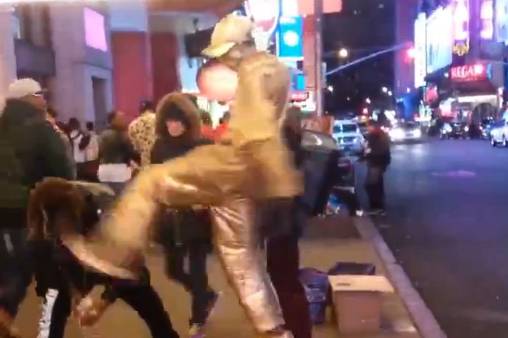 Pokušao da opljačka uličnog izvođača, a onda je dobio svoje (VIDEO)