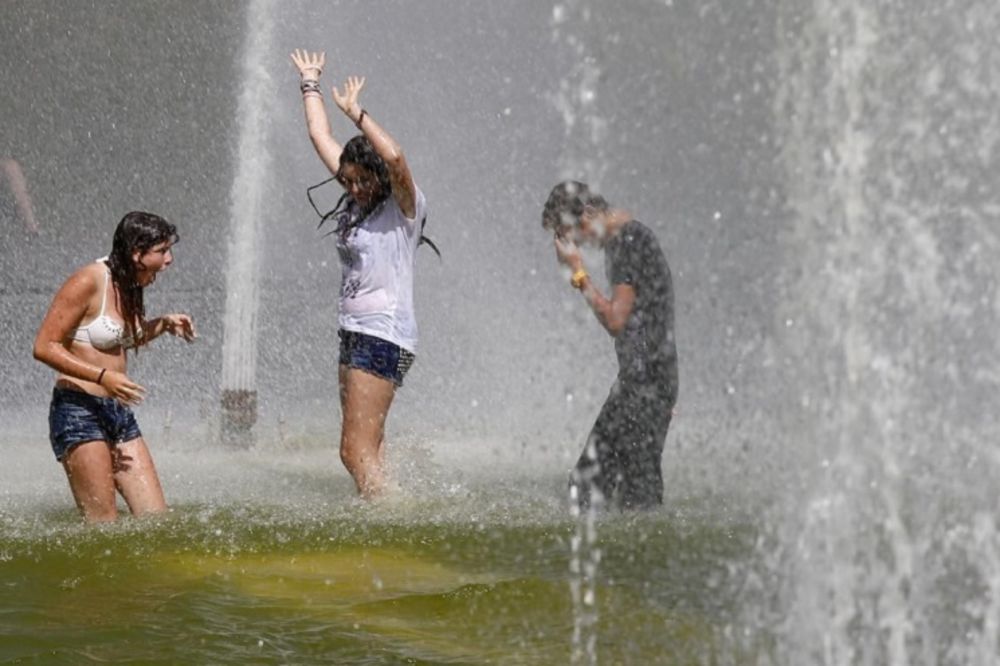 Kupali se goli na 10 stepeni u centru Beograda! (FOTO)