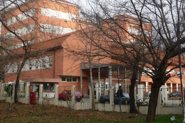 Nemamo para da popravimo WC: Oglasio se direktor KBC Zvezdara (FOTO)