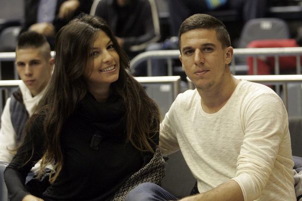 Fudbaleri Crvene zvezde bodrili svoje kolege na košarkaškom derbiju! (FOTO)