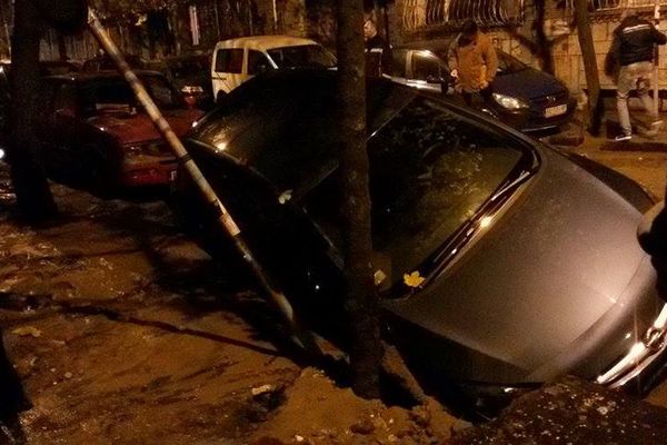 Poplava na Vračaru! Voda progutala automobil i ulicu! (FOTO)