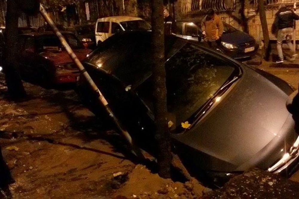 Poplava na Vračaru! Voda progutala automobil i ulicu! (FOTO)
