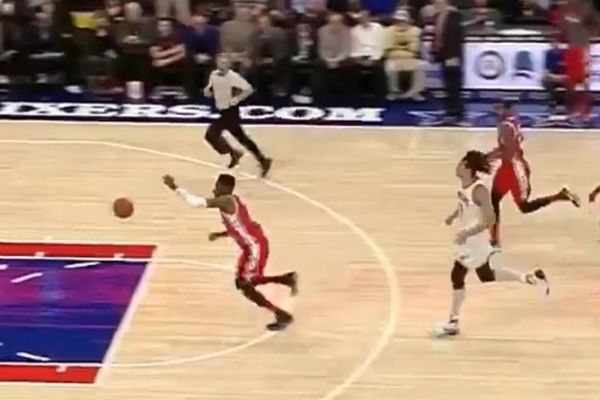 Zaleteo se na monstruozno zakucavanje i osramotio se kao niko pre! (VIDEO)