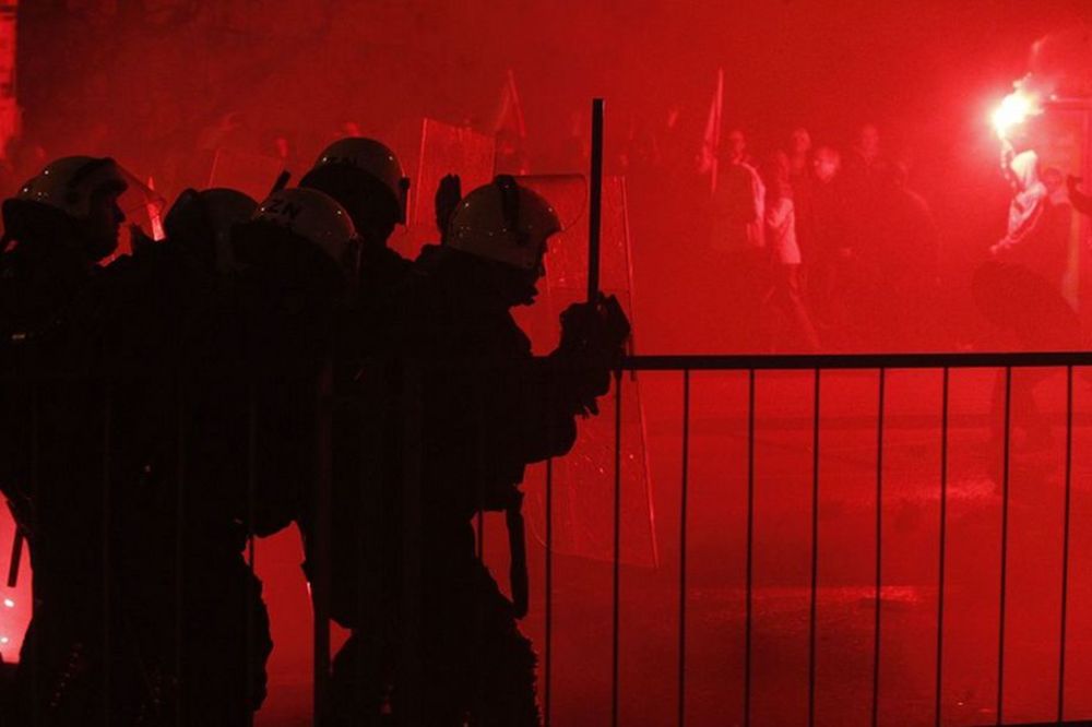 Nastavilo se ludilo u Grčkoj: Atina bukvalno gori, Delije i navijači Olimpijakosa progone Bed Blu Bojse! (VIDEO)