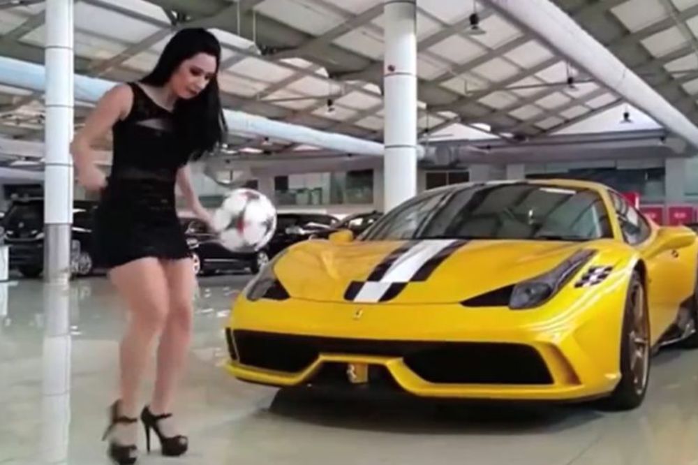 Seksi Brazilka je obukla haljinicu, stala na štikle i uzela loptu, a muškarci su poludeli! (VIDEO)