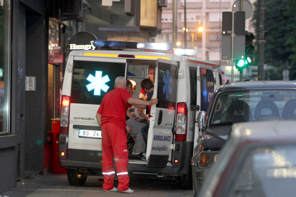 Prevrnulo se vozilo Hitne pomoći, petoro povređeno!