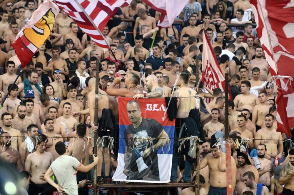Vođa navijača Zvezde u Atini zaplenio dres Dinama iz Zagreba! (FOTO)