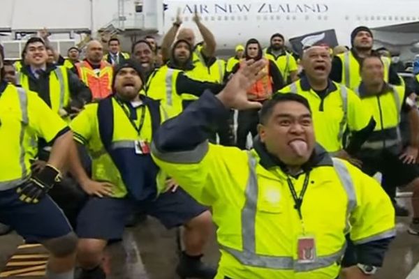 Aerodromsko osoblje dočekalo šampione sveta u ragbiju na spektakularan način! (VIDEO)