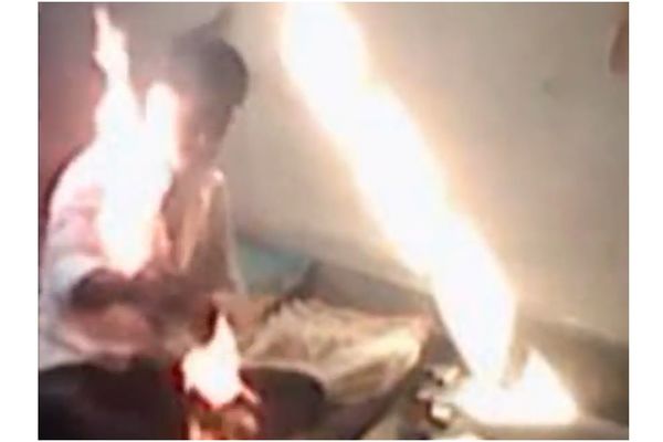 Serijski samoubica, kao iz Alana Forda: Prvo je popio otrov, pa se zapalio! (UZNEMIRUJUĆI VIDEO)