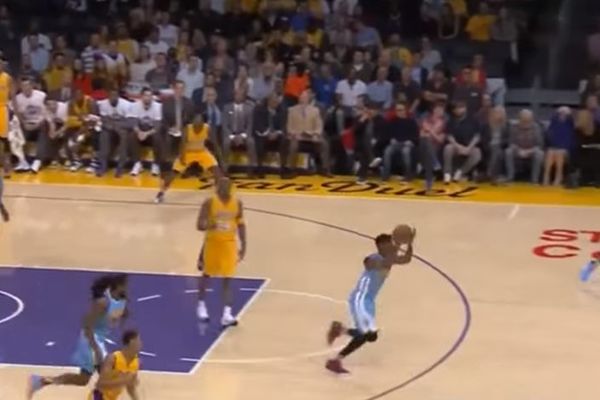 Da li je vreme za penziju? Brajant prvo nije dobacio do koša, a onda odustao od odbrane! (VIDEO)