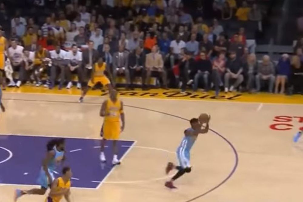 Da li je vreme za penziju? Brajant prvo nije dobacio do koša, a onda odustao od odbrane! (VIDEO)